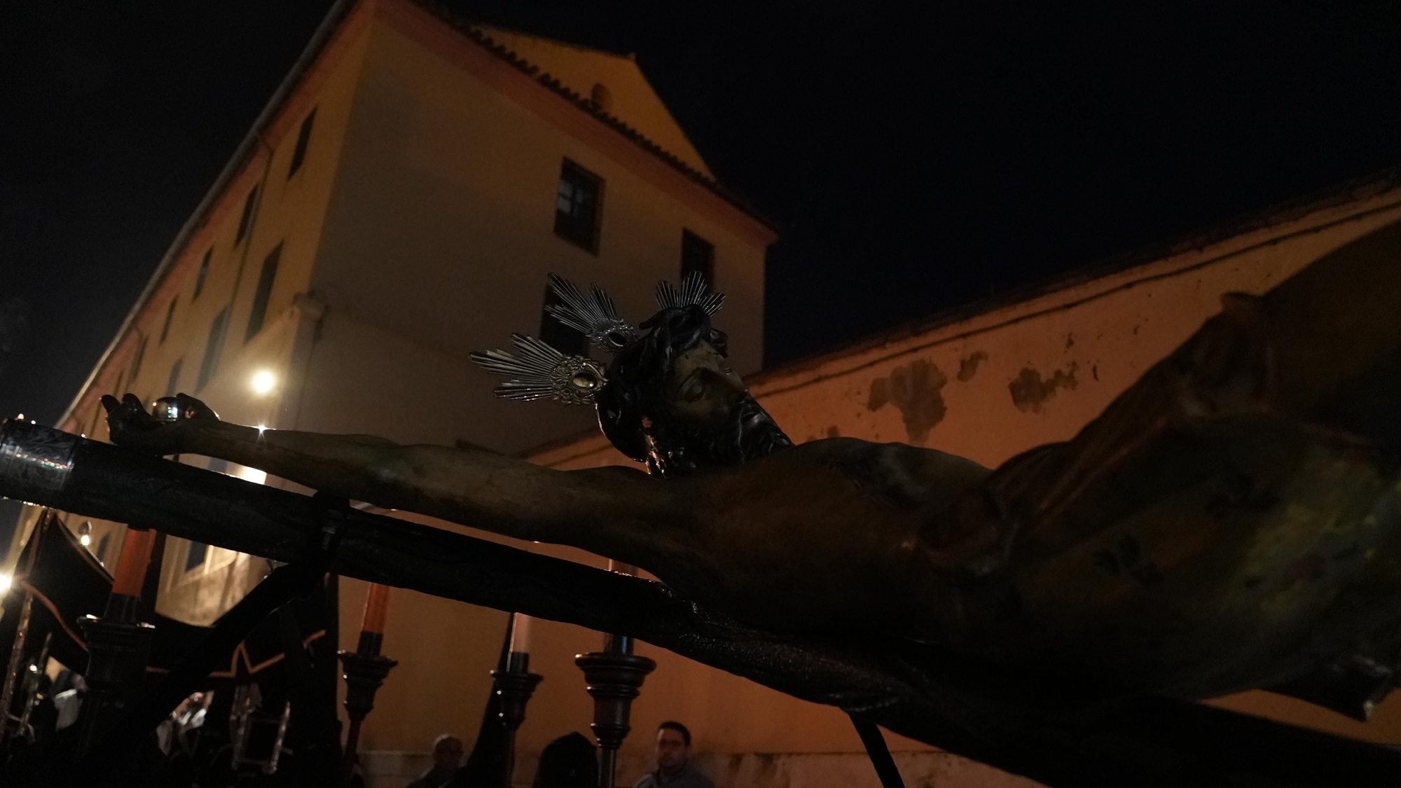 La salida procesional del Via Crucis, en imágenes
