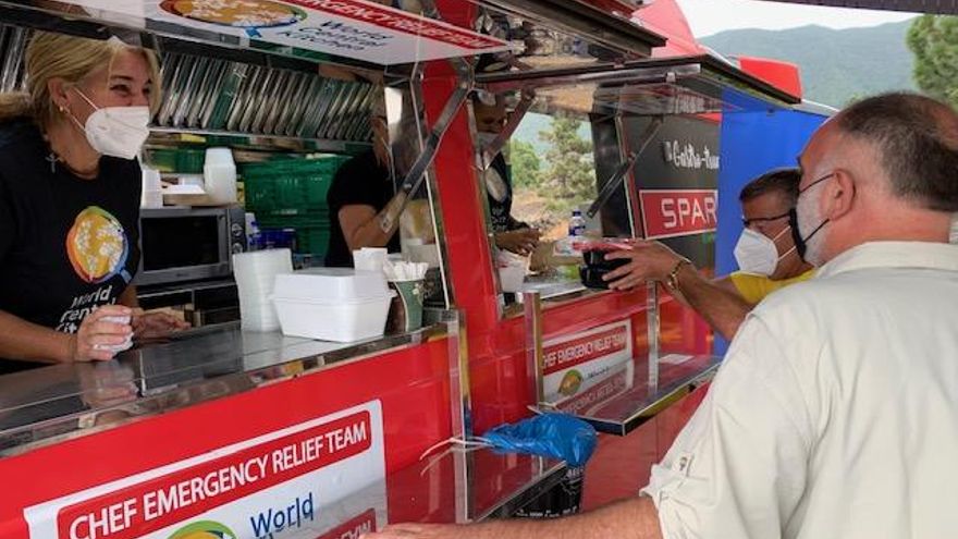 José Andrés con voluntarias de Correos en la Food Truck de WCK