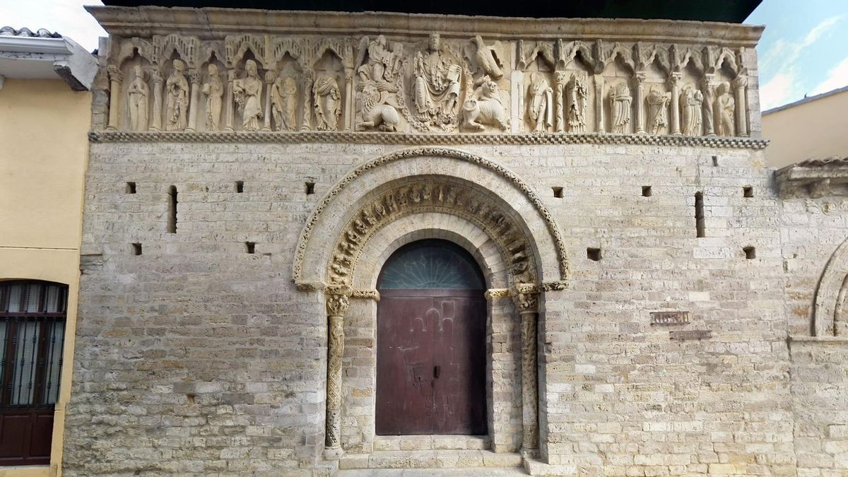 Portada de la iglesia de Santiago, en Carrión de los Condes.