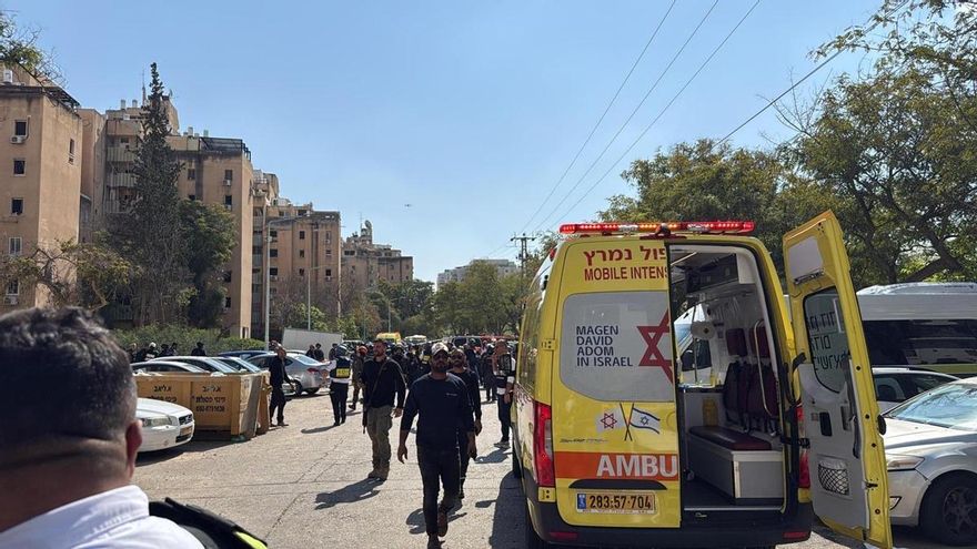 Servicios de emergencias en Beersheva, en el sur de Israel, el 2 de marzo de 2026