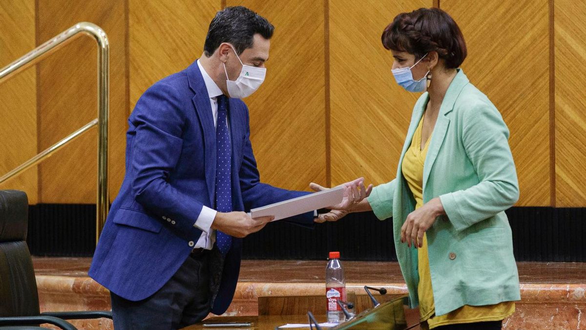 Archivo - La diputada no adscrita, Teresa Rodríguez (d), entrega al presidente de la Junta de Andalucía, Juanma Moreno (i), un documento con propuestas de resolución en el último Debate sobre el Estado de la Comunidad en el Parlamento de Andalucía.