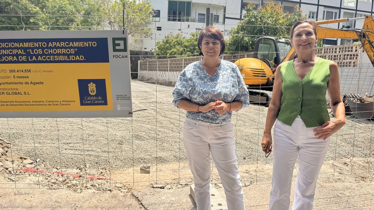 La consejera de Desarrollo Económico del Cabildo de Gran Canaria, Minerva Alonso, junto a la alcaldesa de Agaete, María del Carmen Rosario Godoy, en la visita este miércoles a las obras de mejora del aparcamiento municipal de Agaete.