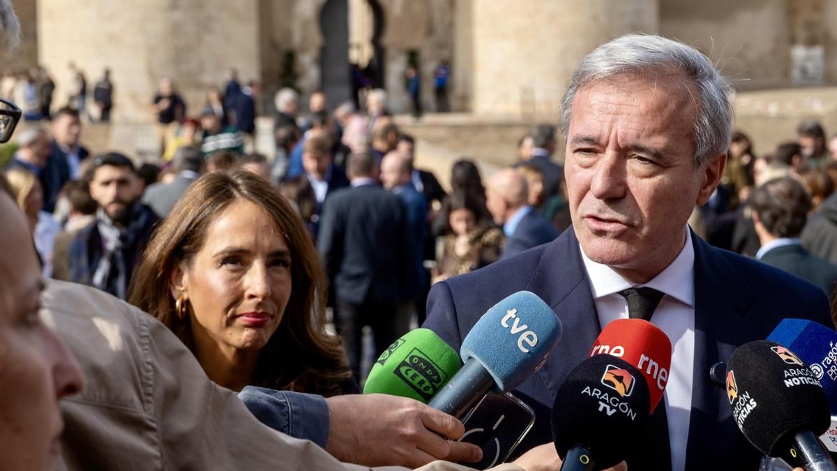 El presidente aragonés, Jorge Azcón, junto a la presidenta de las Cortes, María Navarro, a las puertas del palacio de la Aljafería.