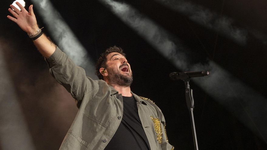 Dirigiendo al público para mantener el espectñáculo