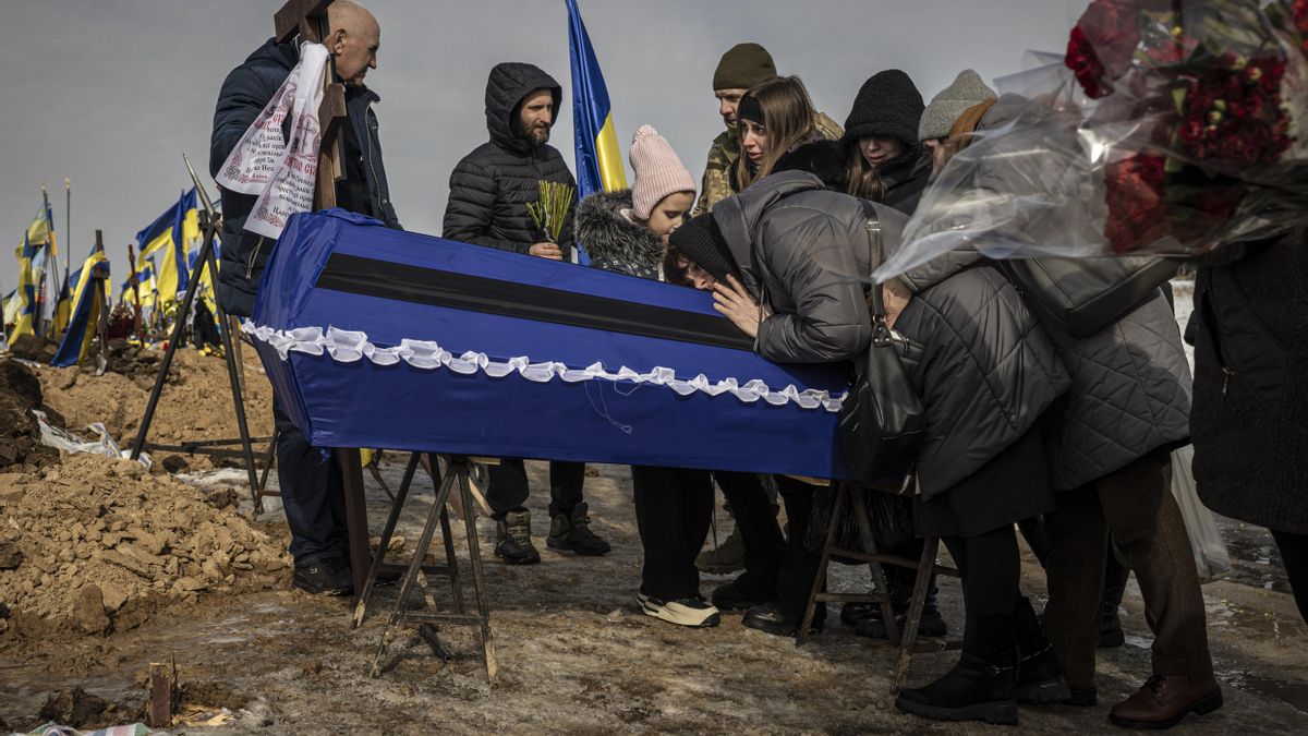 Ucrania se adentra en el quinto año de guerra con agotamiento y escepticismo sobre un acuerdo de paz