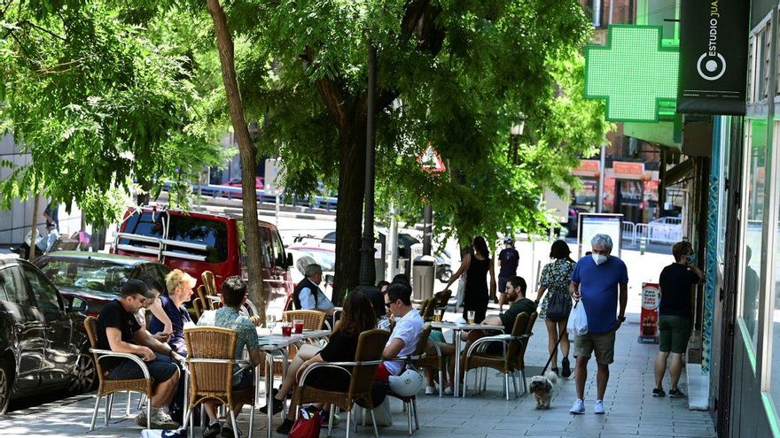 Las terrazas de Madrid invaden las plazas de aparcamiento y provocan una pugna entre vecinos y hosteleros