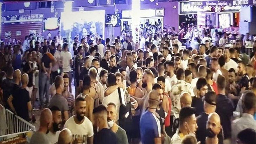 Aglomeraciones en el Centro Comercial Yumbo en el primer fin de semana sin toque de queda en Canarias