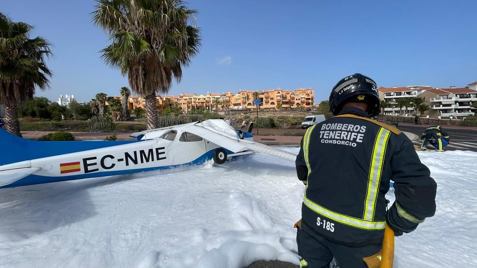 Bomberos de Tenerife intervienen en el accidente de una avioneta que tuvo que aterrizar de emergencia en plena calle en el sur de Tenerife.