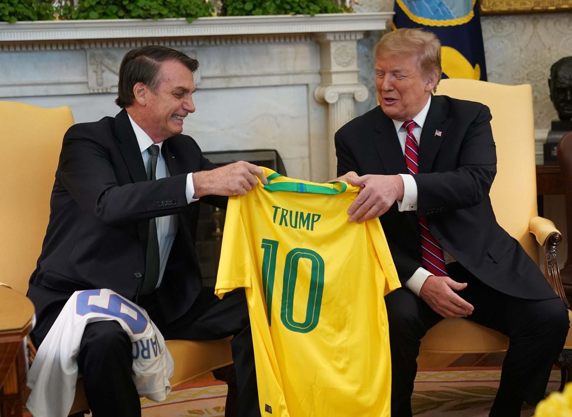 Bolsonaro entrega a Trump una camiseta de la selección brasileña en 2019.