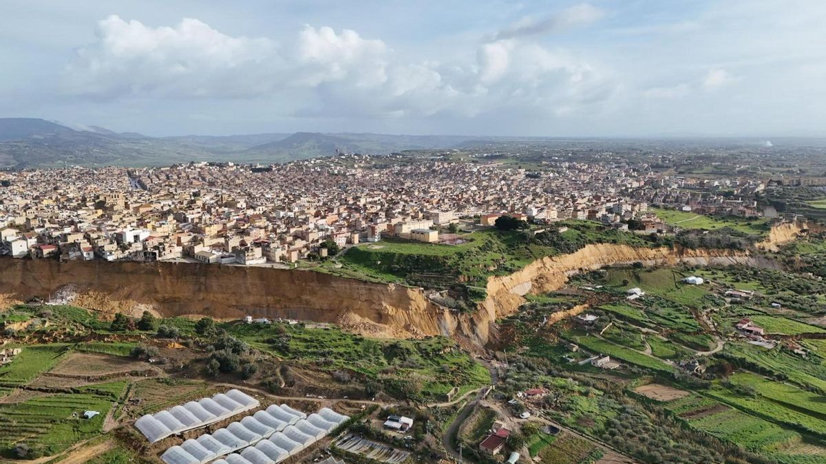El gran barranco que ha dejado el deslizamiento de tierras y que ha destruido parte del pueblo siciliano de Niscemi