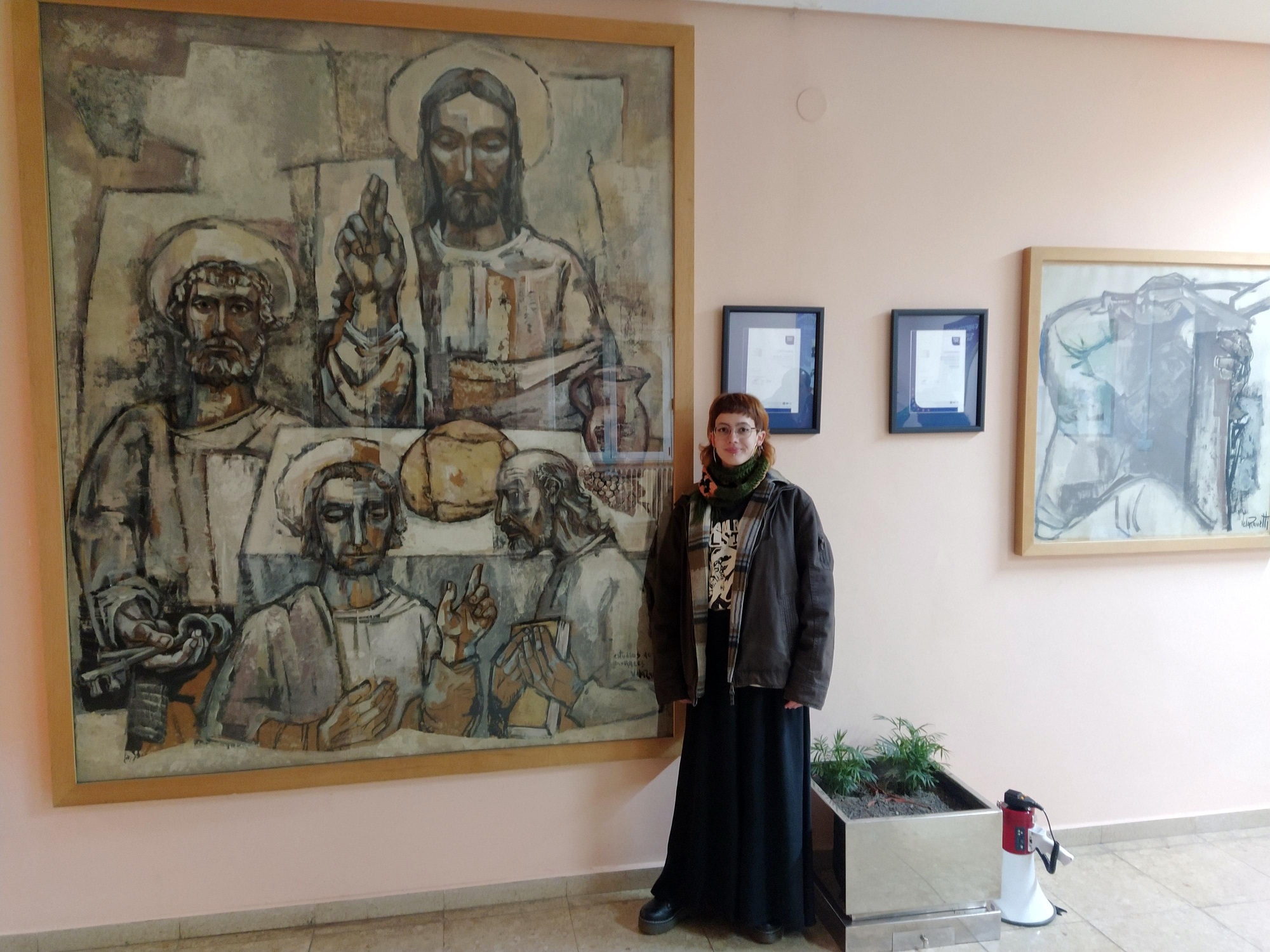 Noelia Hernández entre dos obras de Vela Zanetti en La Robla