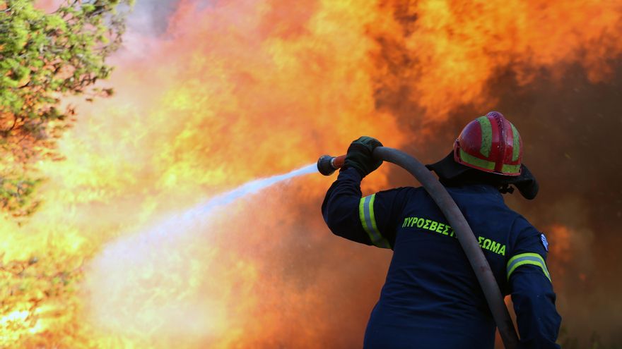 Al menos un muerto en un gran incendio fuera de control en el sureste de Atenas