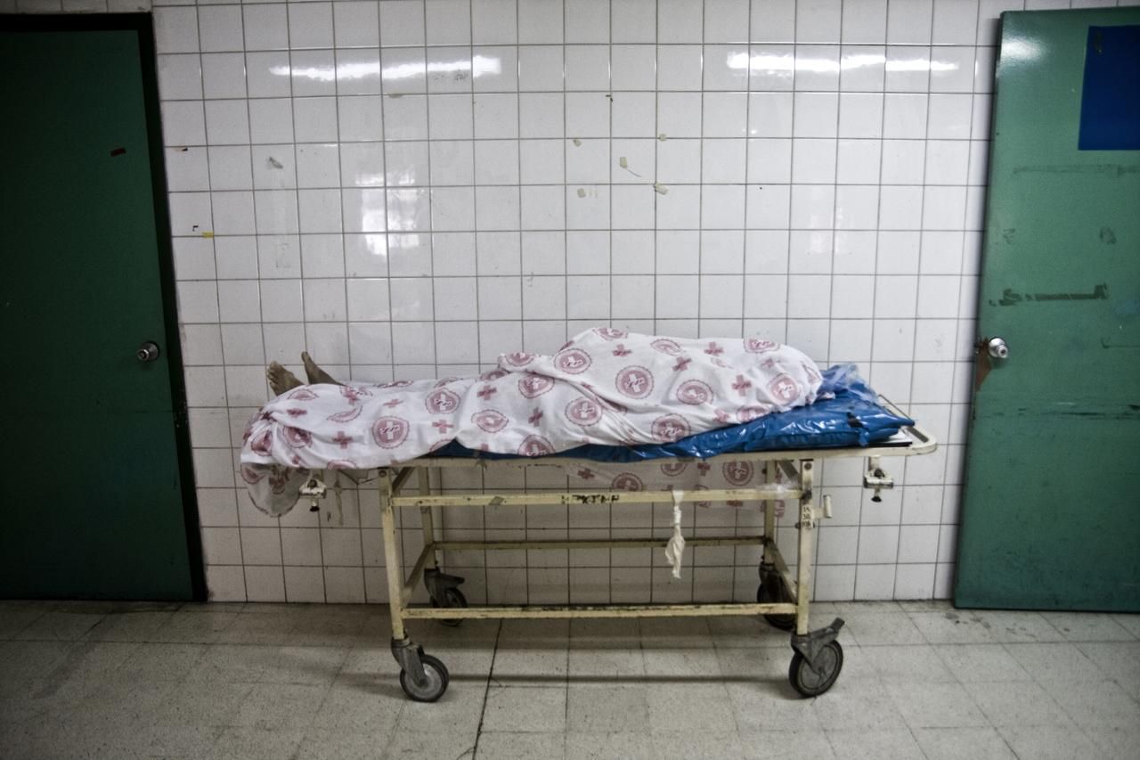ECadáver de un hombre recientemente asesinado en la morgue del Hospital Rosales de San Salvador./Edu Ponces (RUIDO Photo)