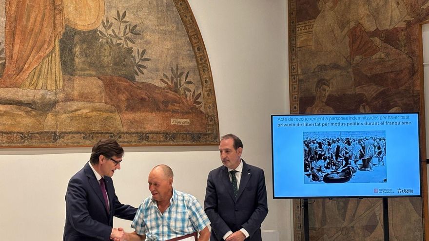 El presidente de la Generalitat de Catalunya, Salvador Illa, entrega un diploma a una de las víctimas del franquismo