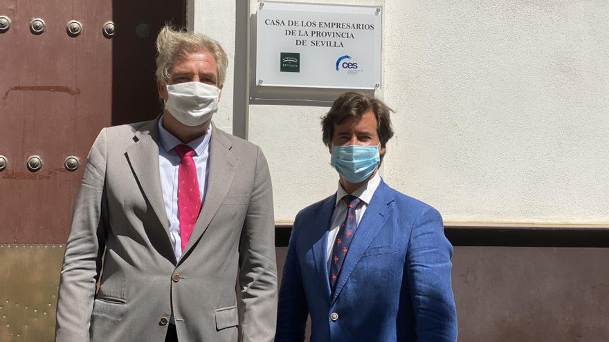 Archivo - Imagen de archivo de David Alva, primero por la izquierda, con el presidente de la CES, Miguel Rus.