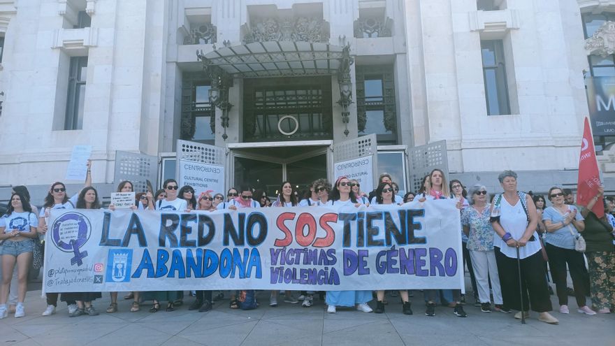 Las trabajadoras contra la violencia de género de Madrid se ponen en huelga: "Estamos luchando por las mujeres"