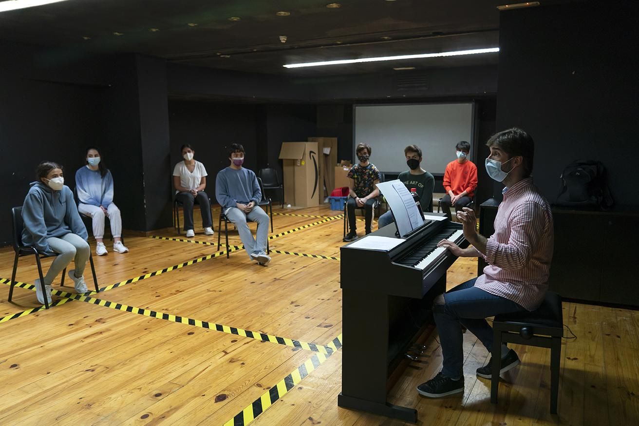 El profesor de Canto durante una de sus clases con los alumnos.