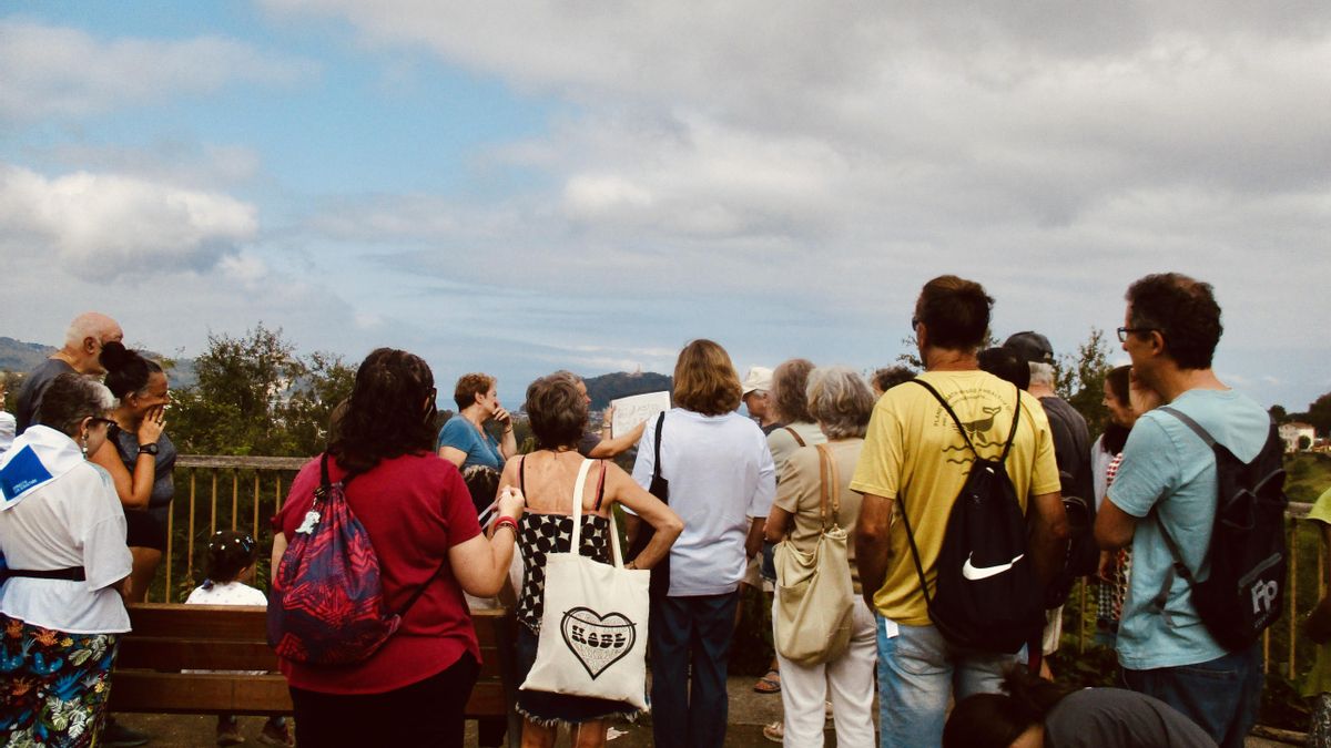Asistentes de la visita guiada en el mirador del Ametzagaina.