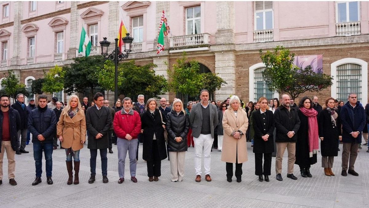 La presidenta de la Diputación, Almudena Martínez, junto a la delegada de la Junta, Mercedes Colombo, y miembros de la Corporación provincial, delegados territoriales y representantes de partidos políticos en el minuto de silencio.