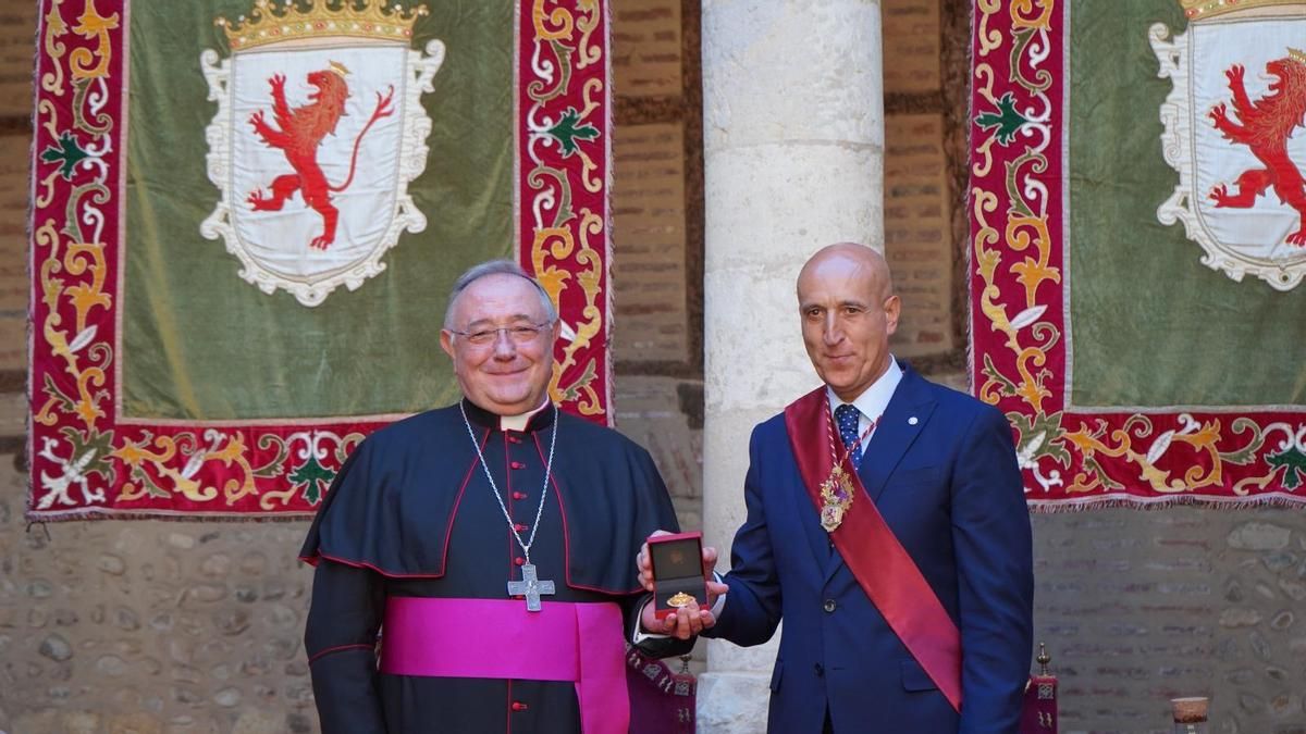 La ciudad de León entrega su enésimo reconocimiento a la iglesia católica, ahora la medalla de oro a la Diócesis
