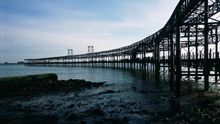 El muelle, visto desde uno de sus laterales, con su estructura adentrándose en el río.
