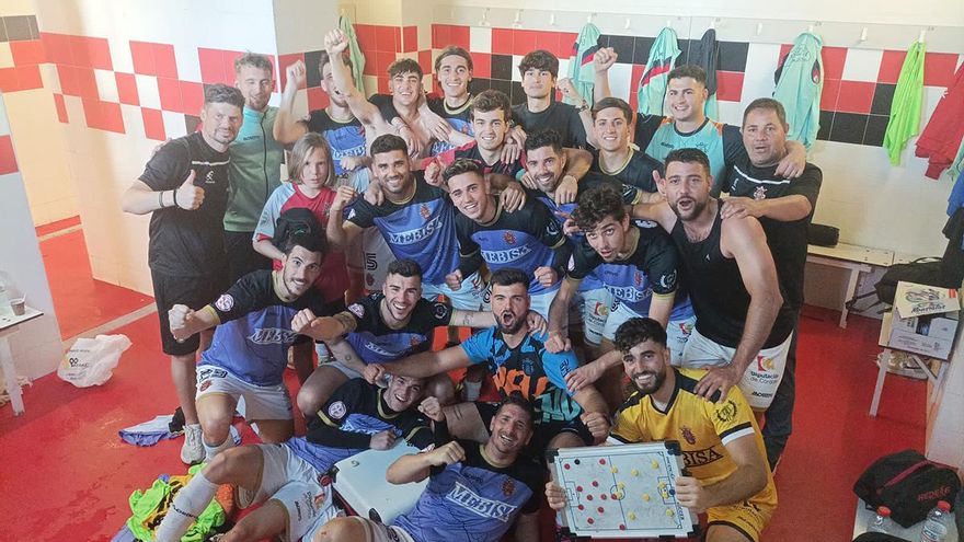 Jugadores del Espeleño celebrando el triunfo.