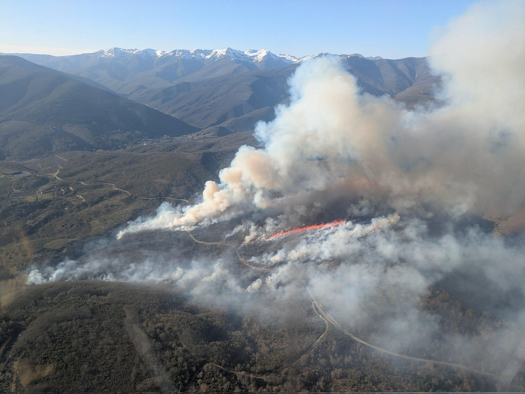 Nieve en los picos y fuego en las laderas de Quintana de Fuseros en el primer gran incendio del año en León.