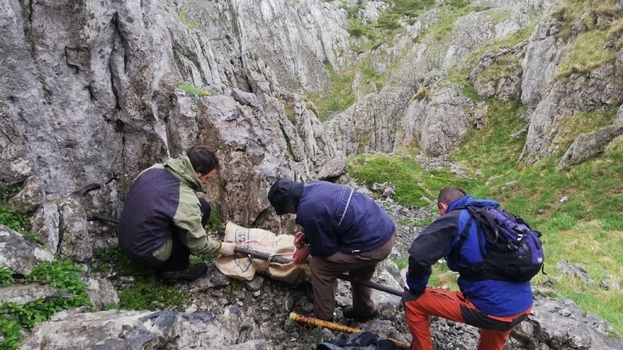 Vecinos en el "rescate" de la obra, desaparecida durante más de 20 años