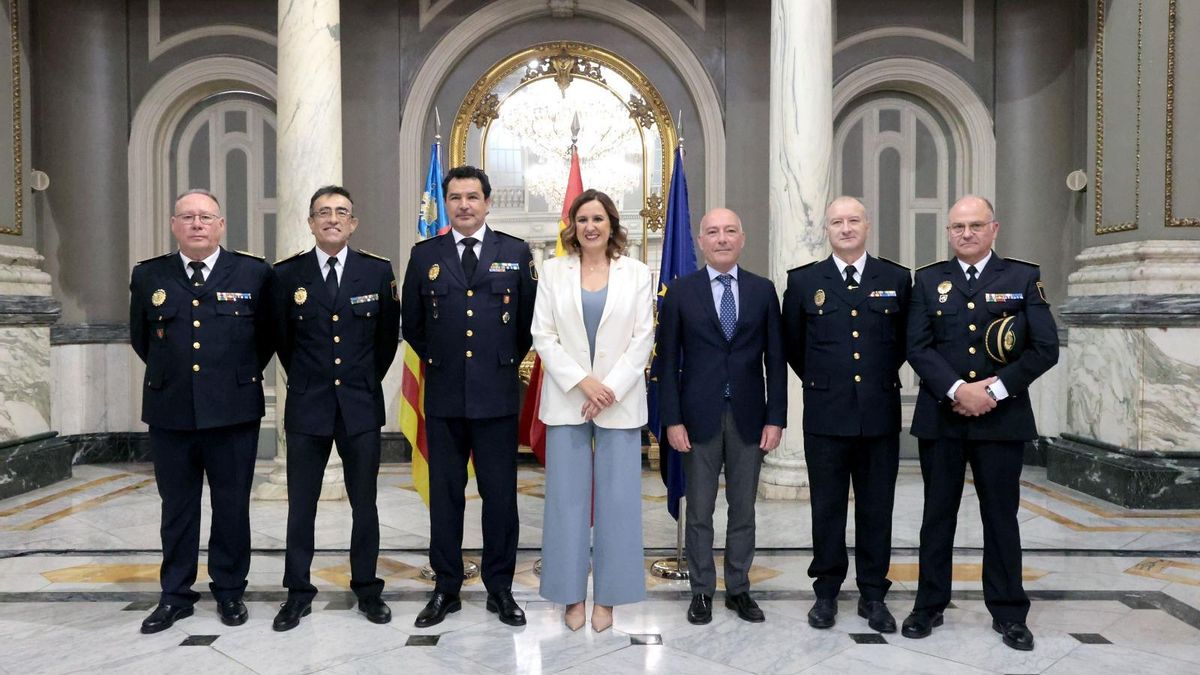 Los comisarios principales de Policía Local de València junto a la alcaldesa, María José Catalá, y el concejal de Seguridad, Jesús Carbonell. 