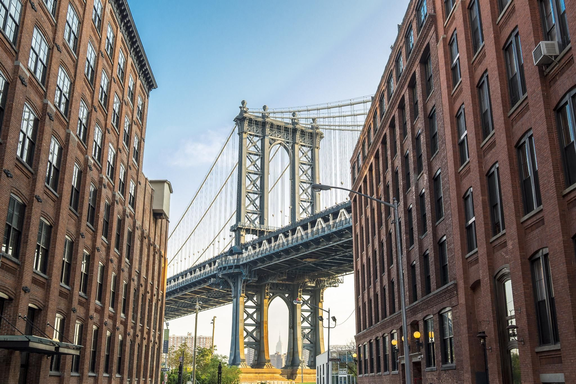 El Puente de Manhattan emerge tras los edificios en Washington Street.