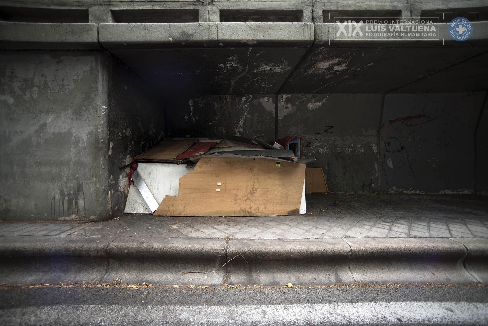Javier Guijarro pone en el centro lo que a menudo queda en los márgenes de una ciudad llena de ruido, de prisa. 'Madrid dormitorio' recoge las pertenencias de algunas de las personas sin hogar en la capital. | Foto: Javier Guijarro.