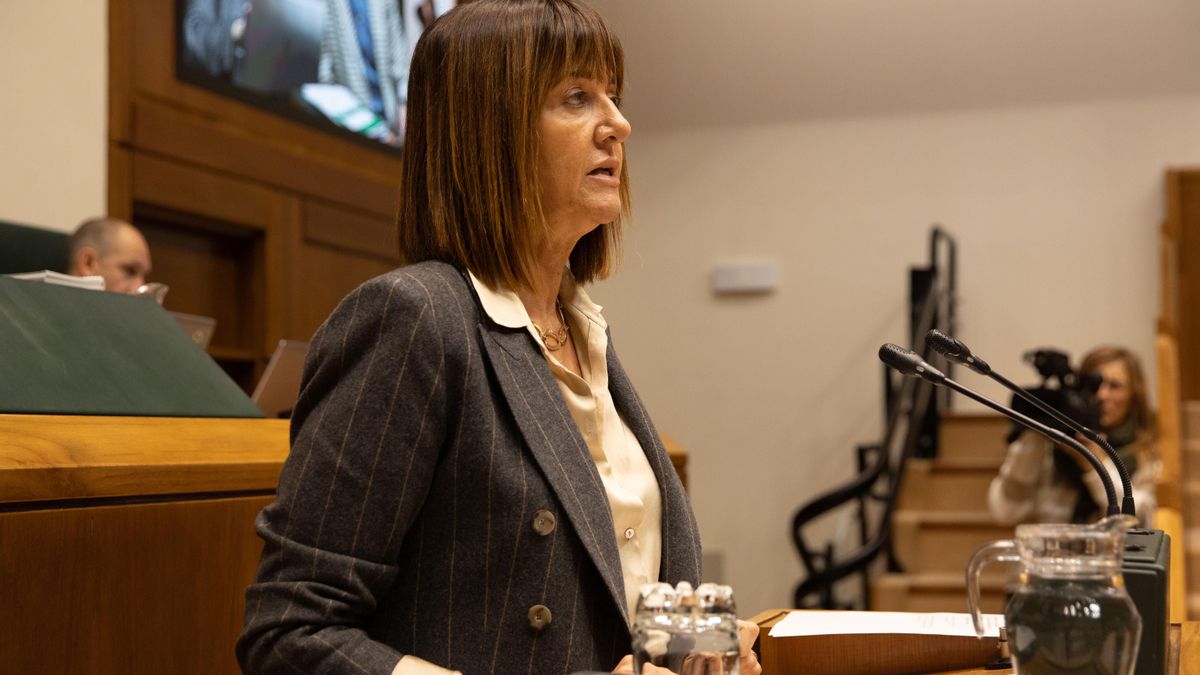 Idoia Mendia durante el pleno del Parlamento Vasco.
