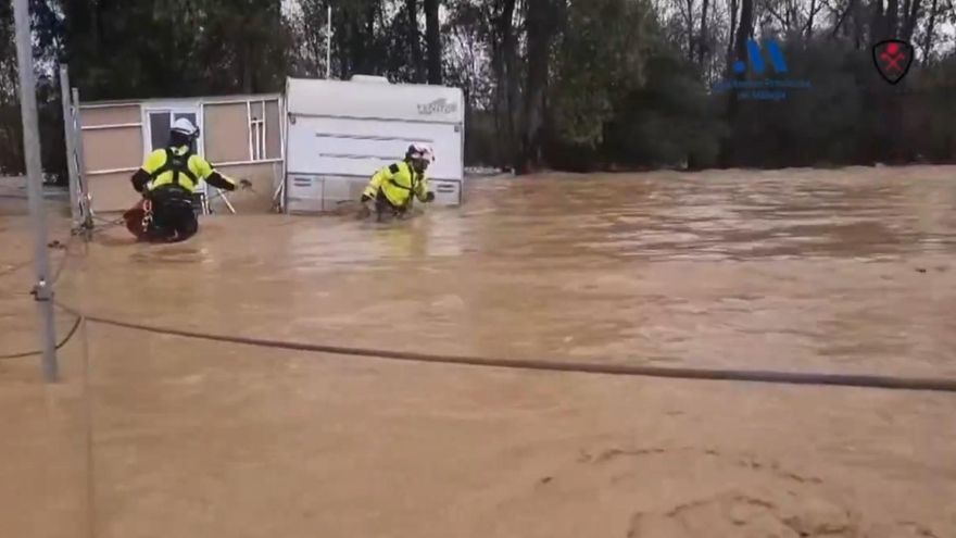 Un AVE descarrila, decenas de coches arrastrados y casas anegadas por las intensas lluvias en Málaga