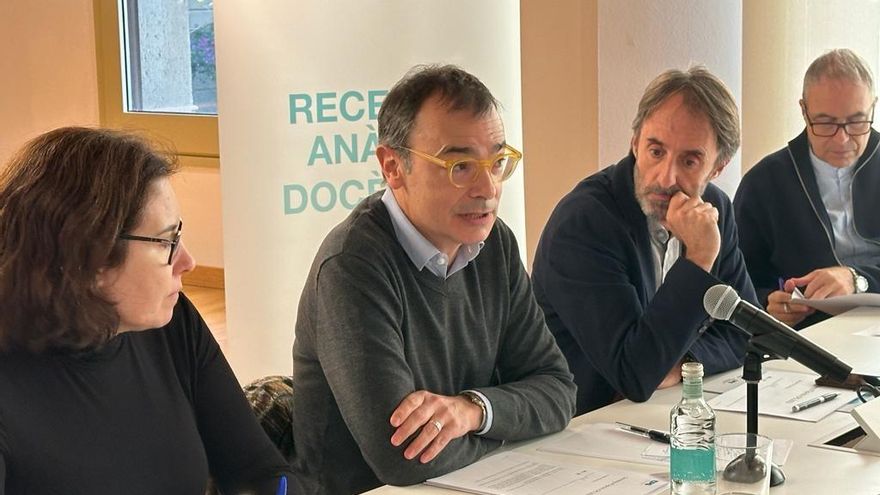 El director del Institut de Ciències Polítiques i Socials (ICPS), Oriol Bartomeus, presenta un sondeo.