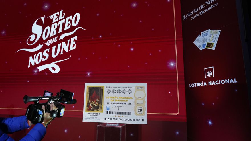 El anuncio de la Lotería de Navidad: un décimo enmarcado, que vale más por la emoción que por el premio