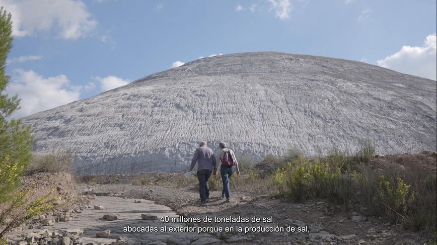 Imagen de la montaña de residuos junto a la mina explotada por ICL.