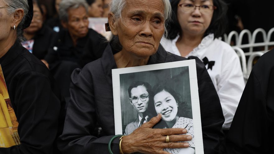 Miles de tailandeses asisten en Bangkok al cortejo fúnebre de la reina madre de Tailandia