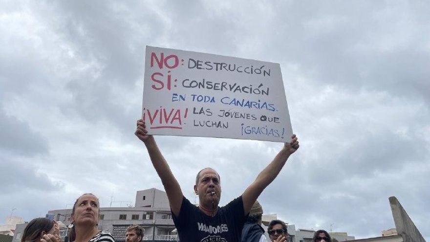 Un hombre durante la manifestación contra Cuna del Alma celebrada este martes en Santa Cruz de Tenerife