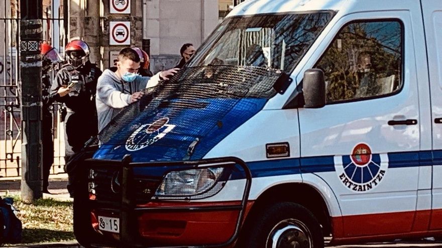 34 detenidos, grandes destrozos y petardos en un piquete en la Universidad de Vitoria