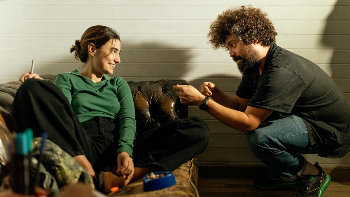 La actriz Berta Prieto y el director Miguel Ángel Blanca en el rodaje de 'Segunda temporada'