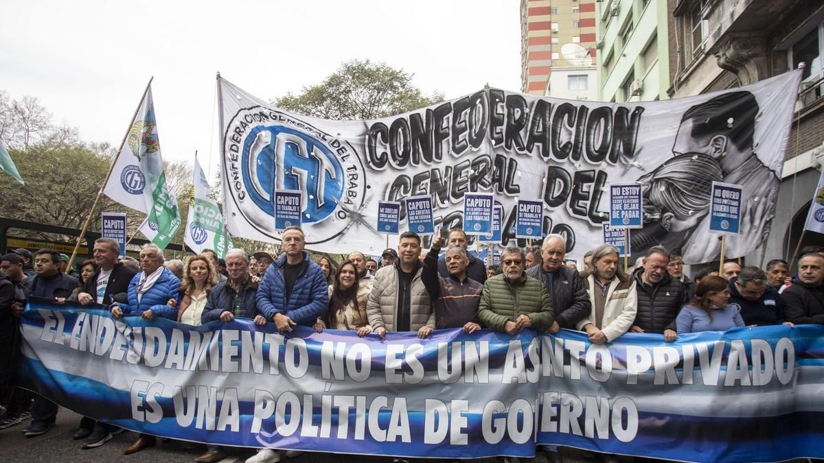 La central obrera marcha junto a las dos CTA y los movimientos sociales para reclamar por la morosidad que alcanza a más de 5 millones de familias.