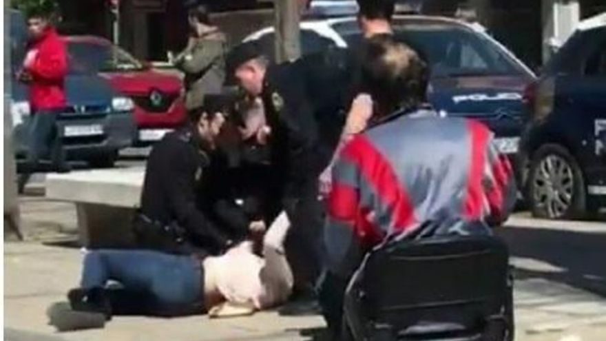 Momento en que la Policía inmoviliza a la mujer.