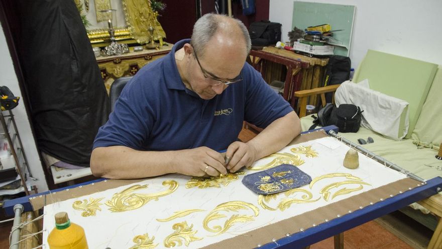 Francisco Pérez Artés, en su taller de bordador.