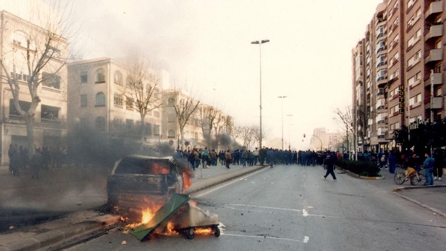 Vehículo ardiendo en el paseo de Alfonso XIII durante las protestas contra la reconversión industrial 