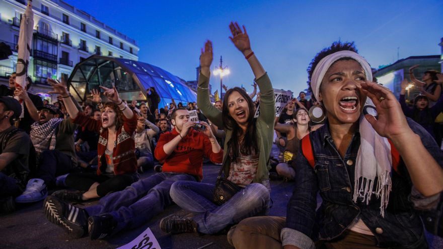 15/05/2011. Cientos de personas ocuparon la Puerta del Sol después de las cargas policiales que hubo tras la manifestación del 15 de mayo de 2011.