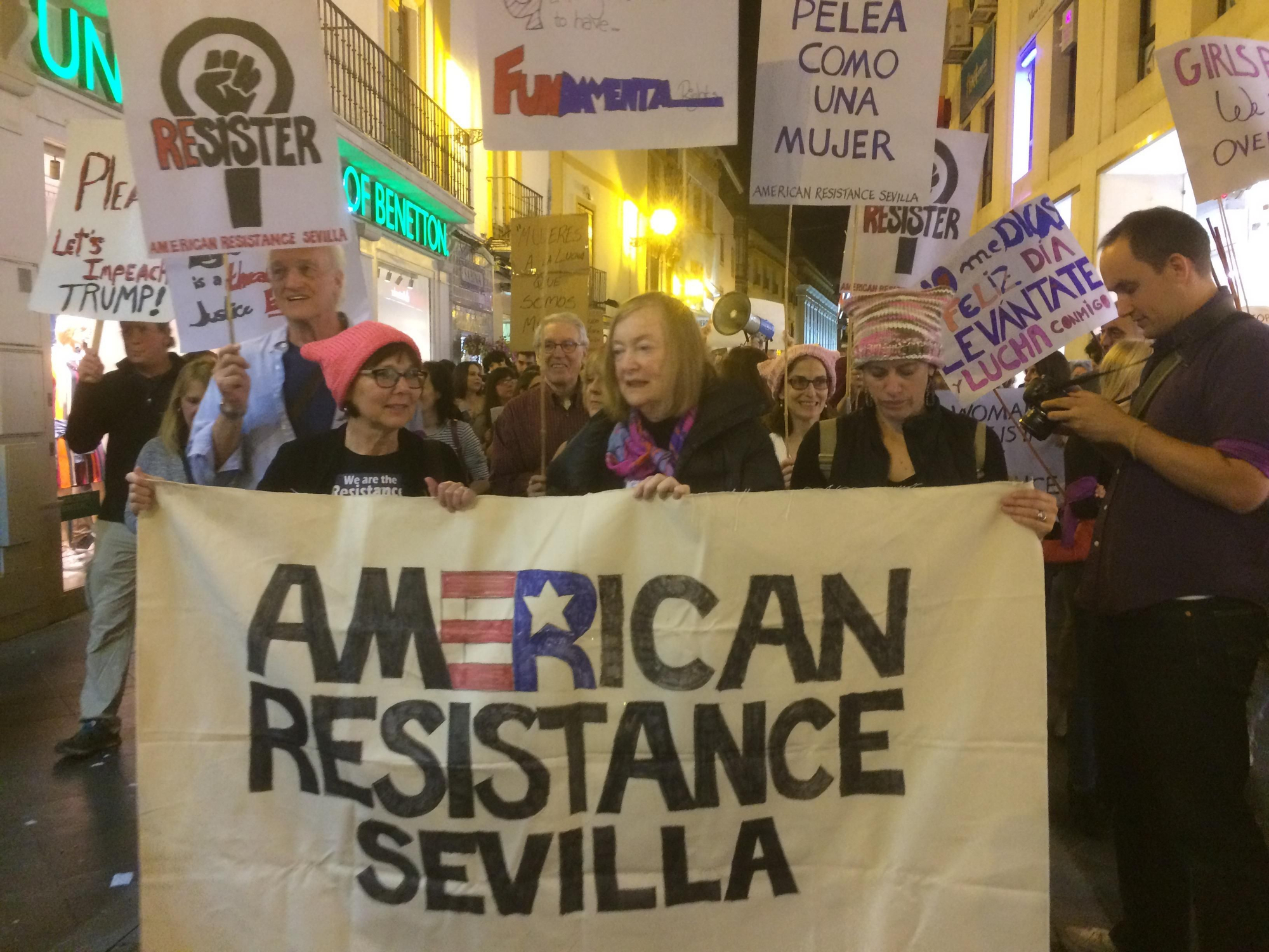 Estadounidenses en la manifestación del 8 de marzo en Sevilla