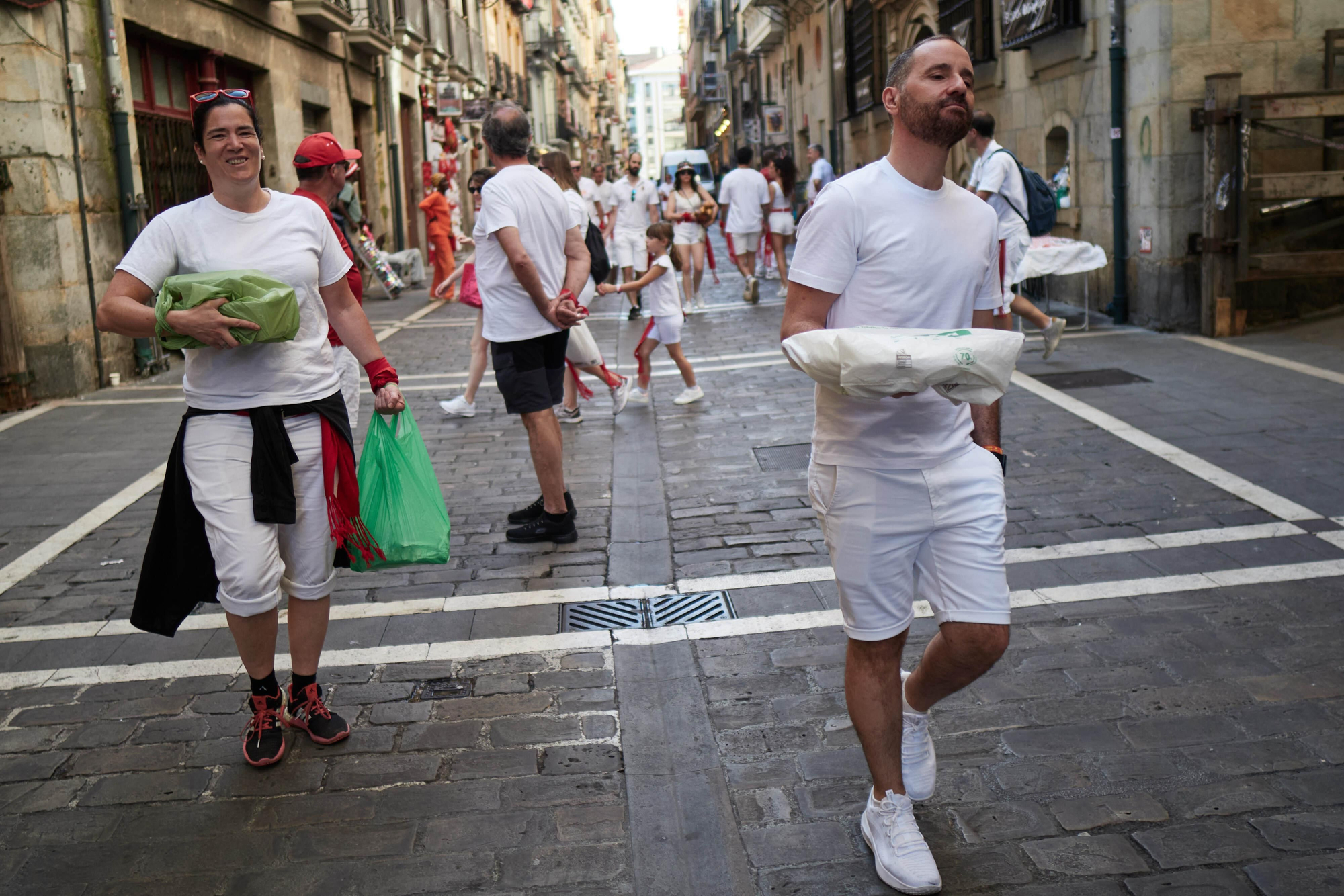 Jóvenes se preparan para los almuerzos de San Fermín 2026
