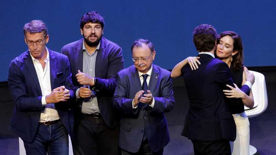 La presidenta de la Comunidad de Madrid, Isabel Díaz Ayuso (d), es saludada por el líder del Partido Popular, Pablo Casado (2d), en presencia de otros líderes autonómicos, durante la convención nacional del Partido Popular (PP) este sábado en Valencia EFE/Manuel Bruque