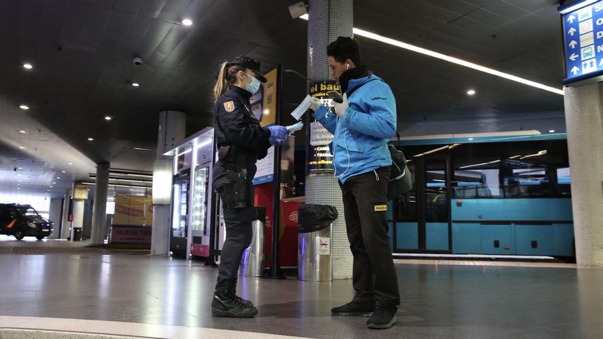 La Policía entrega mascarillas en la estación de guaguas de San Telmo (Las Palmas de Gran Canaria)