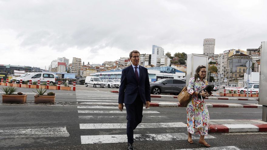 El presidente del Partido Popular, Alberto Núñez Feijóo, llega a una reunión con miembros del sector pesquero español.